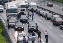 Photo of Autos bleiben auf überfluteter Autobahn im Ruhrgebiet stecken